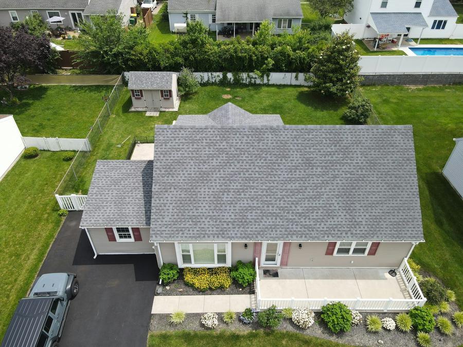 Vue aérienne d'une toiture inspectée par drone