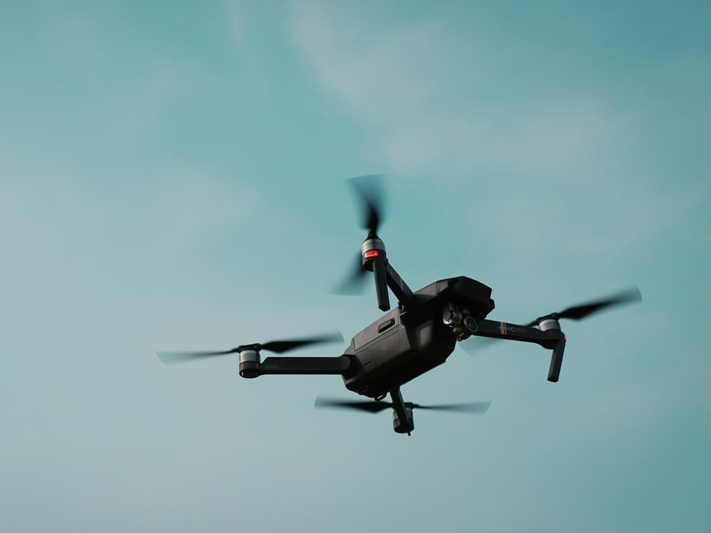 Drone quadricoptère en vol stationnaire