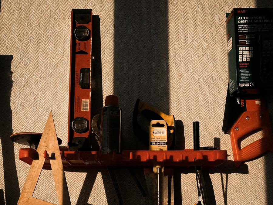Niveaux à bulle et outillage de chantier rangés sur un support