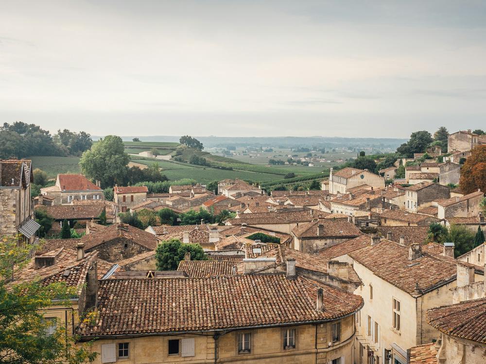 Village aux toits de tuiles et coteaux boisés, paysage typique du secteur d'intervention