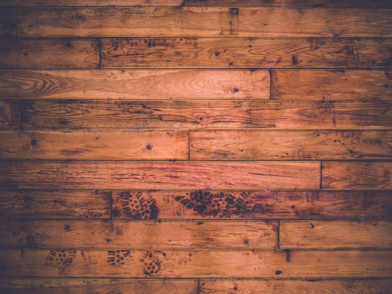 Parquet en bois fraîchement posé, lames alignées