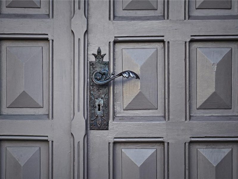 Poignée et entrée de clé sur une porte intérieure à panneaux